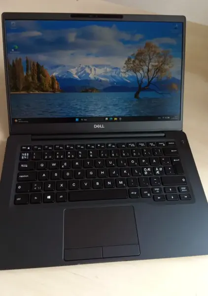 Dell Latitude 7300 med Intel Core i5-8365U, 8GB RAM, 256GB SSD og Windows 11 Pro. Refurbished erhvervsbærbar i høj kvalitet.