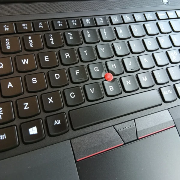 Dansk tastatur med Æ, Ø og Å og rød TrackPoint på Lenovo ThinkPad T14 G2