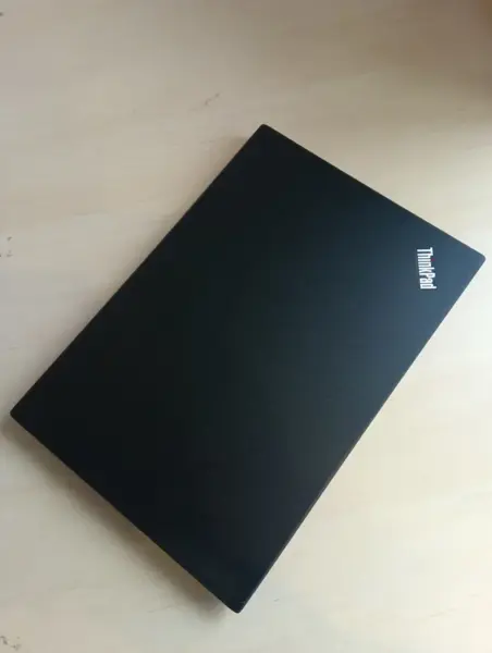 Lenovo ThinkPad T490 lukket låg