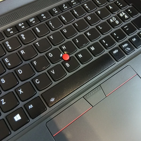 Dansk tastatur med Æ, Ø og Å og rød TrackPoint på Lenovo ThinkPad L14 G3