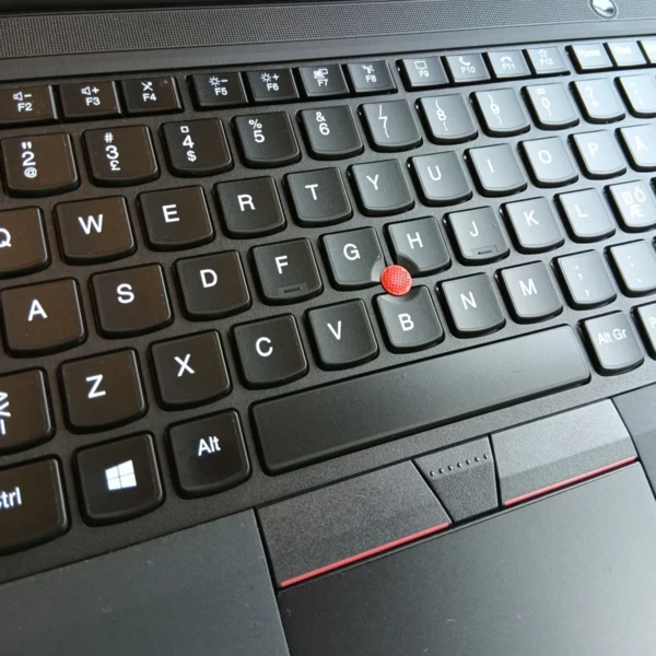 Dansk tastatur med Æ, Ø og Å og rød TrackPoint på Lenovo ThinkPad T14 G2